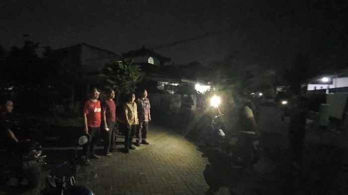 Lampu penerangan jalan perumahan padam.