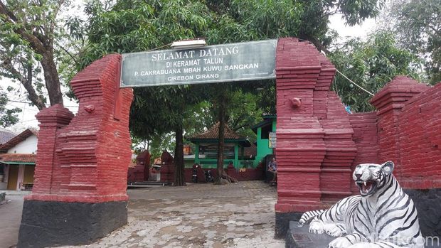 Makam keramat Mbah Kuwu Sangkan Cirebon.