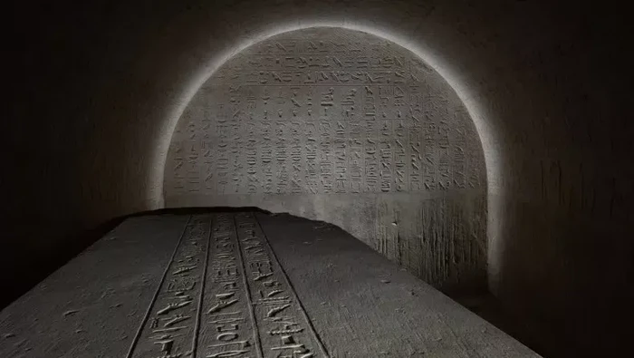 Makam Mesir kuno dengan mantra pelindung dari ular.