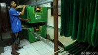 Di tempat ini, pekerja membuat atribut dari partai-partai peserta Pemilu 2024.  