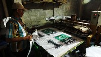 Sejumlah pekerja melakukan pembuatan atribut partai politik di kawasan Bukit Duri, Jakarta Selatan, Selasa (28/11/2023).  