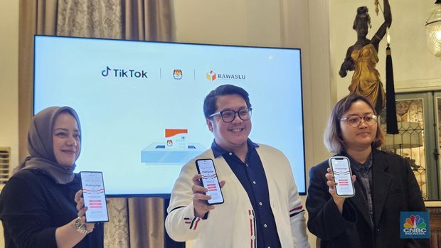 Masa kampanye Pemilu 2024 dimulai hari ini hingga 10 Februari 2024. Seiring dengan itu, TikTok meluncurkan sejumlah fitur keamanan yang bekerjasama dengan Badan Pengawas Pemilu (Bawaslu), Komisi Pemilihan Umum (KPU), dan Masyarakat Anti Fitnah Indonesia (Mafindo). (CNBC Indonesia/Intan Rakhmayanti Dewi)