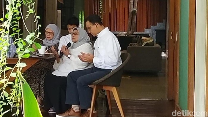 Masa kampanye Pemilu 2024 resmi dimulai hari ini. Capres nomor urut 1, Anies Rasyid Baswedan memulai kampanye dengan meminta doa restu ibunda, Aliyah Rasyid. (Kurniawan F/detikcom)