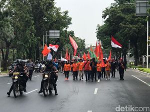 Massa Demo Buruh Bubarkan Diri dari Depan Balai Kota DKI