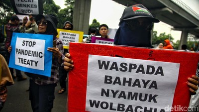 Massa Geruduk Kemenkes Tolak Penyebaran Nyamuk Wolbachia