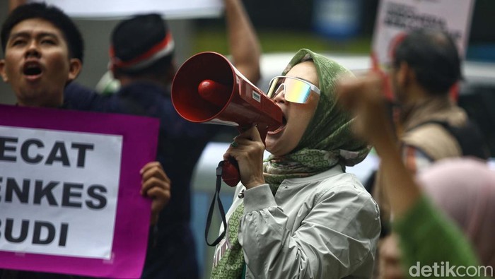 Massa melakukan aksi unjuk rasa di depan Kementerian Kesehatan, Jakarta. Mereka menolak program pemerintah yang mulai menyebar nyamuk Wabochia.