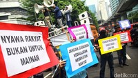 Massa dari berbagai elemen masyarakat yang tergabung dalam Majelis Penderitaan Rakyat (MPR) melakukan aksi unjuk rasa di depan Kementerian Kesehatan, Jl Rasuna Said, Jakarta, Selasa (28/11/2023). 