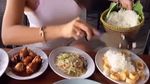 Serunya Melaney Ricardo Saat Makan Bakwan Malang dan Floating Breakfast