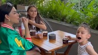 Bersama kedua anaknya, Melaney sempat mampir ke Moven Pick di Bali. Mereka menikmati gelato yang populer itu. Foto: Instagram @melaney_ricardo