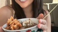 Tak hanya momen makan mewah, tapi presenter kondang ini juga hobi kulineran kaki lima. Ini momennya ketika menikmati semangkuk bakwan Malang. Foto: Instagram @melaney_ricardo