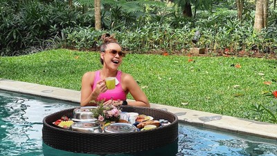 Serunya Melaney Ricardo Saat Makan Bakwan Malang dan Floating Breakfast