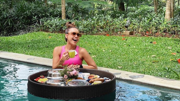 Serunya Melaney Ricardo Saat Makan Bakwan Malang dan Floating Breakfast