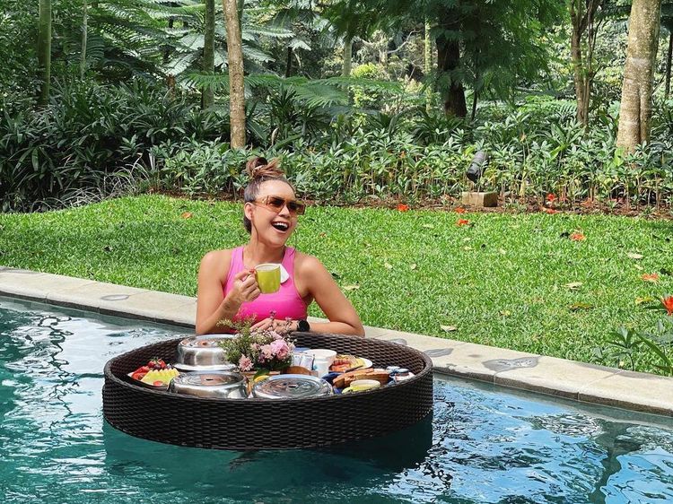 Serunya Melaney Ricardo Saat Makan Bakwan Malang dan Floating Breakfast