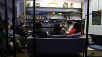 Para anak muda juga terlihat saling berdiskusi mengenai berbagai topik yang terjadi di dunia. Suasana itu bisa disaksikan di sebuah co-working space. Mereka membicarakan soal populisme era Trump, hingga posisi Amerika pada konflik Israel-Palestina.  
