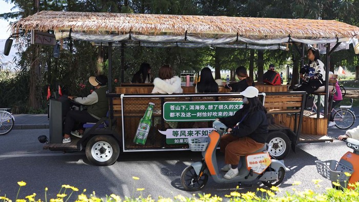 A man sings for customers touring the Erhai lake on a sightseeing bus, in Dali, Yunnan province, China November 10, 2023. REUTERS/Florence Lo