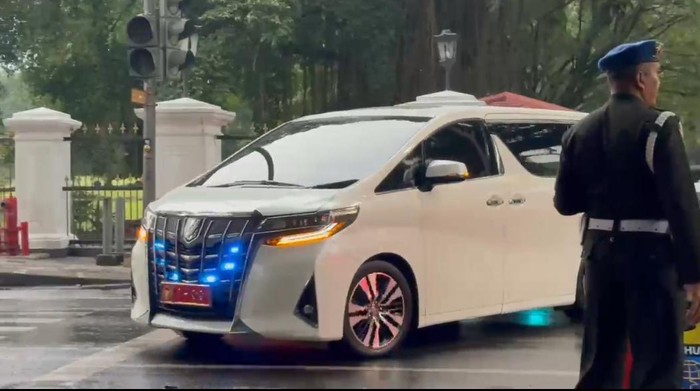 Mobil yang ditumpangi Prabowo keluar dari Istana Bogor (Eva/detikcom)