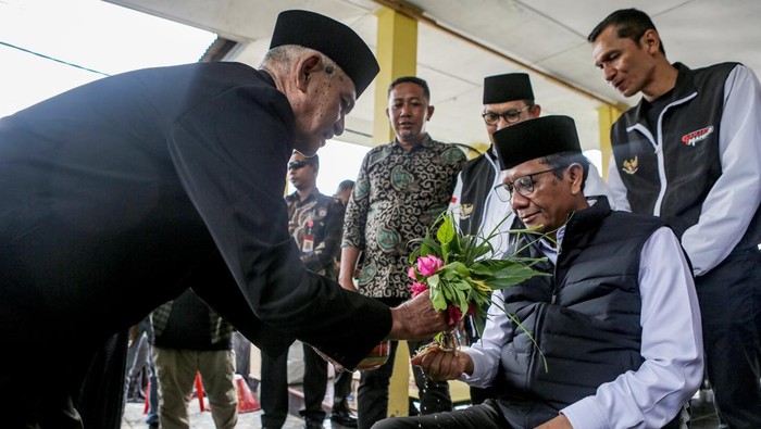 Momen Aktivitas Kampanye Mahfud MD di Aceh Calon Wakil Presiden nomor urut 3 Mahfud MD menyampaikan visi misi saat melakukan kampanye perdana di Desa Jaboi, Sabang, Aceh, Selasa (28/11/2023). Dalam tatap muka itu, Mahfud MD menemui warga Desa Jaboi dengan mencanangkan program lokal unggulan untuk Aceh, program Guru Ngaji dan Program Satu Desa Satu Puskesmas. ANTARA FOTO/Asprilla Dwi Adha/nym.