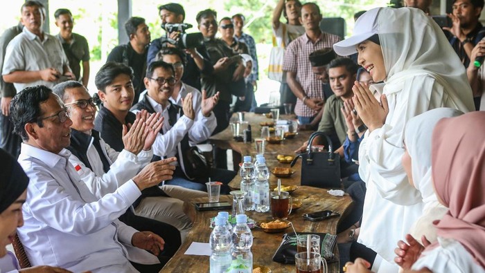 Momen Aktivitas Kampanye Mahfud MD di Aceh Calon Wakil Presiden nomor urut 3 Mahfud MD menyampaikan visi misi saat melakukan kampanye perdana di Desa Jaboi, Sabang, Aceh, Selasa (28/11/2023). Dalam tatap muka itu, Mahfud MD menemui warga Desa Jaboi dengan mencanangkan program lokal unggulan untuk Aceh, program Guru Ngaji dan Program Satu Desa Satu Puskesmas. ANTARA FOTO/Asprilla Dwi Adha/nym.