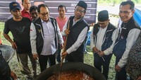 Mahfud Md (tengah) juga sempat melihat pembuatan makanan khas Jaboi saat melakukan kampanye perdana di Desa Jaboi, Sabang, Aceh.