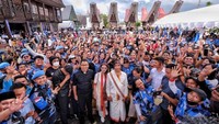 Ribuan anggota GAMKI dan warga Toraja Utara memadati halaman depan Kantor Badan Pekerja Sinode (BPS) Gereja Toraja di Rantepao, Toraja Utara SulSel, untuk bertemu dengan Walikota Solo ini.