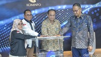 Terpisah, Dirjen Aptika Kementerian Kominfo Semuel Pangerapan mengatakan saat ini mulai muncul beberapa konten negatif terkait pemilu. Pihaknya terus mengawasi konten negatif tersebut seperti SARA, terorisme, pelanggaran keamanan informasi, konten-konten meresahkan masyarakat yang melanggar nilai sosial budaya, dan pelanggaran terhadap netralitas ASN.
