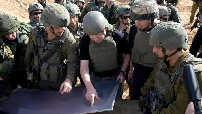 Momen Netanyahu Kunjungi Tentara Israel di Jalur Gaza Israeli Prime Minister Benjamin Netanyahu visits Gaza Strip, during a temporary truce between Hamas and Israel, in this handout obtained by Reuters on November 26, 2023. Avi Ohayon/GPO/Handout via REUTERS THIS IMAGE HAS BEEN SUPPLIED BY A THIRD PARTY