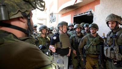 Momen Netanyahu Kunjungi Tentara Israel di Jalur Gaza