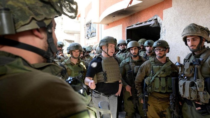 Israeli Prime Minister Benjamin Netanyahu visits Gaza Strip, during a temporary truce between Hamas and Israel, in this handout obtained by Reuters on November 26, 2023. Avi Ohayon/GPO/Handout via REUTERS    THIS IMAGE HAS BEEN SUPPLIED BY A THIRD PARTY