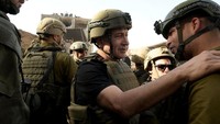 Dalam pesan video yang diunggah di platform media sosial X (sebelumnya Twitter), Netanyahu mengatakan, Kami baru saja menyelesaikan kepulangan sandera pertama kami: anak-anak, ibu mereka, dan perempuan lainnya. Masing-masing dari mereka adalah sebuah dunia yang utuh.  