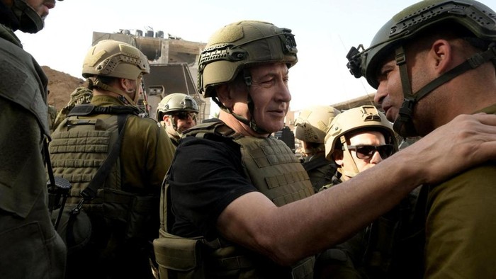 Israeli Prime Minister Benjamin Netanyahu visits Gaza Strip, during a temporary truce between Hamas and Israel, in this handout obtained by Reuters on November 26, 2023. Avi Ohayon/GPO/Handout via REUTERS    THIS IMAGE HAS BEEN SUPPLIED BY A THIRD PARTY