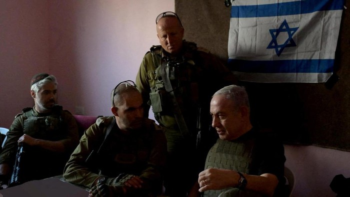 Momen Netanyahu Kunjungi Tentara Israel di Jalur Gaza Israeli Prime Minister Benjamin Netanyahu visits Gaza Strip, during a temporary truce between Hamas and Israel, in this handout obtained by Reuters on November 26, 2023. Avi Ohayon/GPO/Handout via REUTERS THIS IMAGE HAS BEEN SUPPLIED BY A THIRD PARTY