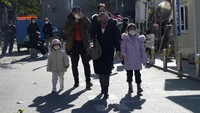 Warga yang memakai masker melewati rumah sakit anak-anak di Beijing, Jumat, 24 November 2023. Organisasi Kesehatan Dunia (WHO) menyoroti kasus pneumonia misterius yang terjadi pada anak-anak di China. Penyakit tersebut dilaporkan membuat sejumlah rumah sakit kewalahan. 