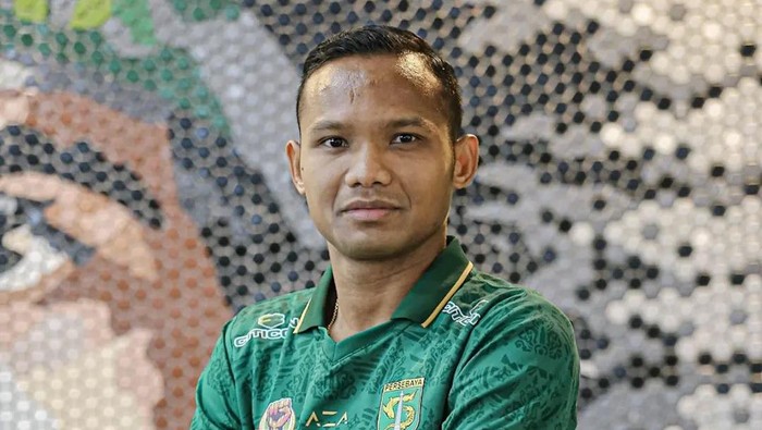 Oktavianus Ferdinand berseragam Persebaya Surabaya.