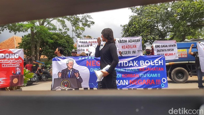 Paguyuban korban Doni Salmanan melakukan aksi di depan Kejari Kabupaten Bandung.