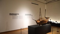 Di ruang lainnya, penampakan Perahu Mandar dari koleksi Museum Nusantara di Delft yang kini bangkrut saat krisis Eropa pada 2013 bakal membuatmu terkejut.  Foto: Courtesy of BLU Museum dan Cagar Budaya (MCB)