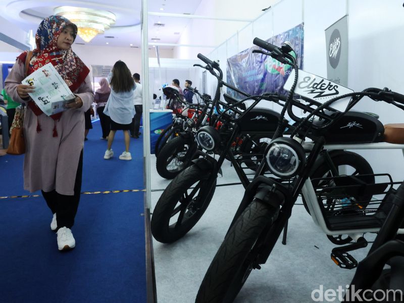 Pemeran kendaraan listrik Inabuyer EV Expo 2023 digelar di SMESCO, Jakarta. Pameran menampilkan sepeda motor listrik, motor konversi, hingga teknologi dan inovasi terkini.