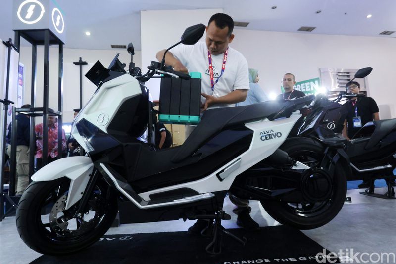 Pemeran kendaraan listrik Inabuyer EV Expo 2023 digelar di SMESCO, Jakarta, Selasa (28/11/2023). Pameran menampilkan sepeda motor listrik, motor konversi, hingga teknologi dan inovasi terkini.