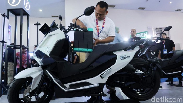 Pemeran kendaraan listrik Inabuyer EV Expo 2023 digelar di SMESCO, Jakarta, Selasa (28/11/2023). Pameran menampilkan sepeda motor listrik, motor konversi, hingga teknologi dan inovasi terkini.