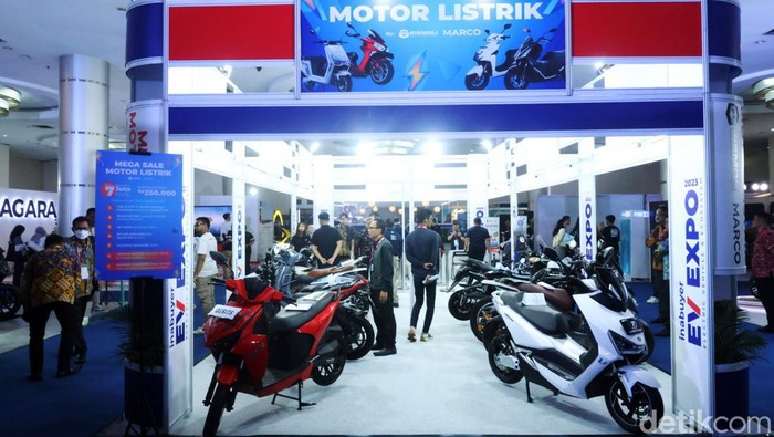 Pemeran kendaraan listrik Inabuyer EV Expo 2023 digelar di SMESCO, Jakarta, Selasa (28/11/2023). Pameran menampilkan sepeda motor listrik, motor konversi, hingga teknologi dan inovasi terkini.