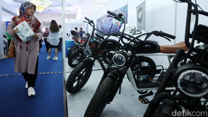 Pameran Sepeda Motor Listrik di SMESCO Pemeran kendaraan listrik Inabuyer EV Expo 2023 digelar di SMESCO, Jakarta, Selasa (28/11/2023). Pameran menampilkan sepeda motor listrik, motor konversi, hingga teknologi dan inovasi terkini.
