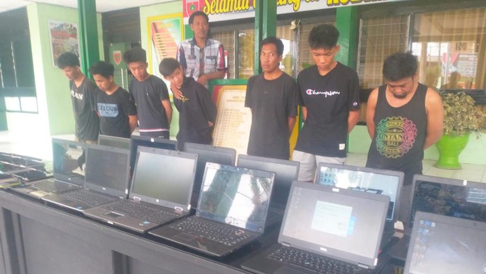 Sebanyak 7 pria di Sidrap, Sulawesi Selatan (Sulsel) ditangkap polisi gegara melakukan penipuan online terhadap warga yang merupakan keluarga anggota TNI.