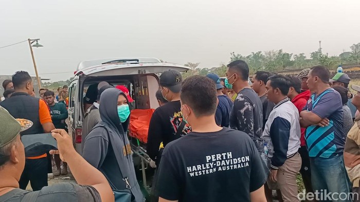 pembunuhan di gresik pria pisau menancap di mulut