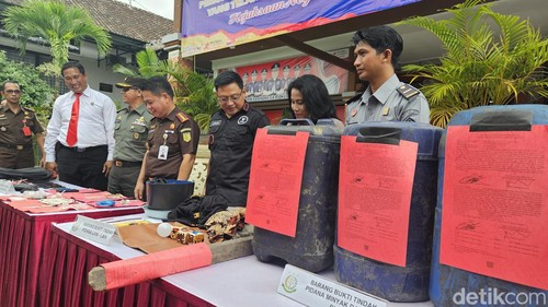Pemusnahan barang bukti tindak pidana umum yang sudah diputus di Kejari Klungkung, Selasa (28/11/2023). (foto: Putu Krista/detikBali)