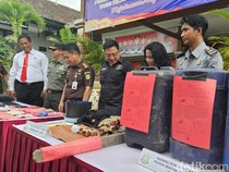 Kejari Klungkung Bakar Barang Bukti Sabu-Hancurkan HP