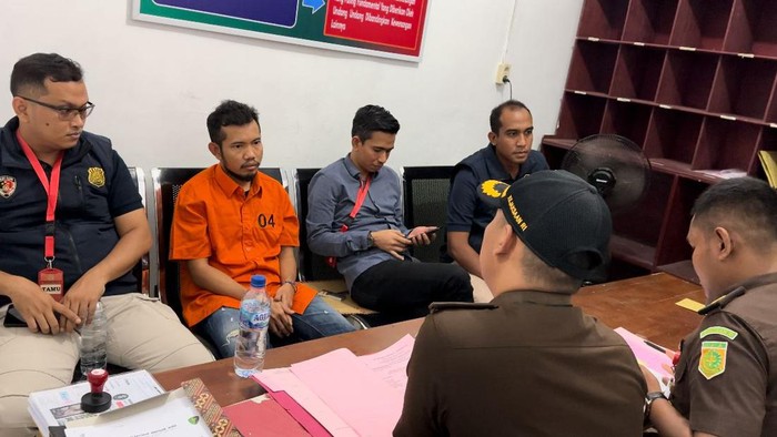 Penampakan Tiktoker Abu Laot saat diserahkan ke jaksa