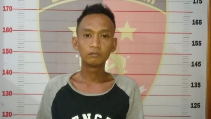 Pencuri HP guru ponpes di OKU saat diamankan polisi.