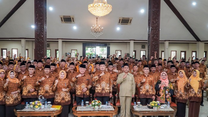 Pengurus Persatuan Wredatama Republik Indonesia (PWRI) Kabupaten Lamongan masa bakti 2023-2028, secara resmi dikukuhkan oleh Bupati Lamongan Yuhronur Efendi bersama Ketua PWRI Provinsi Jawa Timur Mashud, pada Selasa (28/11) di Pendopo Lokatantra.