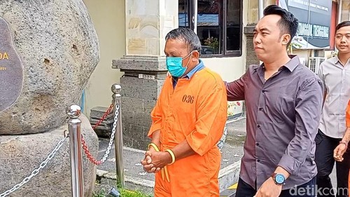 Pelaku teror dan pemerasan yang juga pensiunan polisi, I Ketut Asa dihadirkan di rilis Polres Badung, Selasa (28/11/2023).