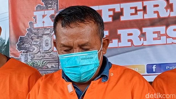 Pelaku teror dan pemerasan ke warga, Ketut Asa hanya menunduk saat dihadirkan rilis kasus di Polres Badung, Selasa (28/11/2023).