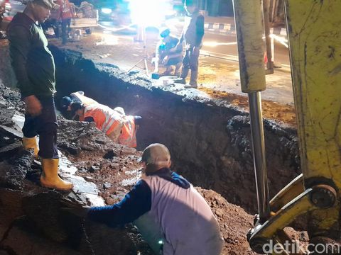Perbaikan pipa PDAM di Jalan Ir Sutami belakang kampus UNS Solo, Selasa (28/11/2023) malam.